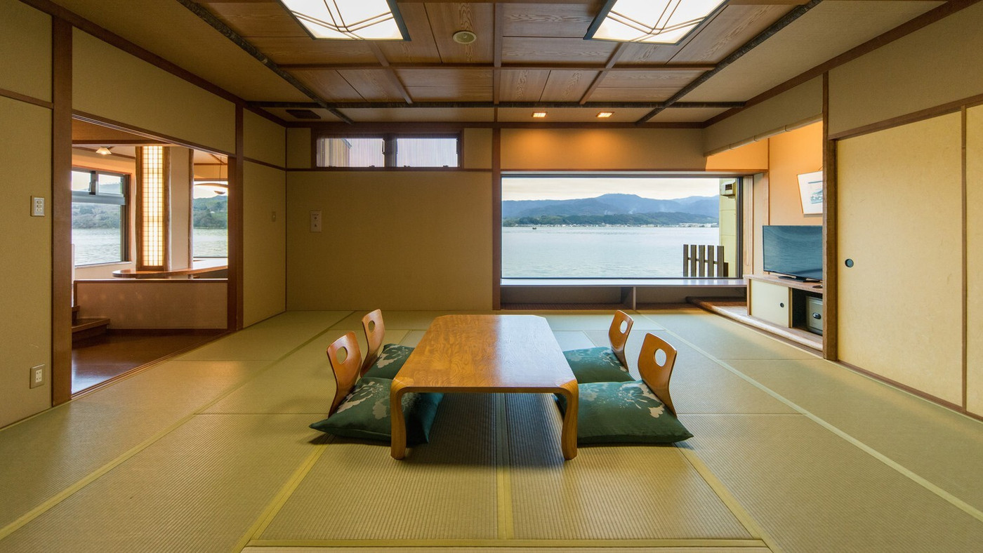 お部屋やお風呂から絶景を堪能！湖上に浮かぶ老舗旅館3905654