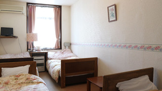 ファミリー ルーム 6 ベッドルーム 共用バスルーム