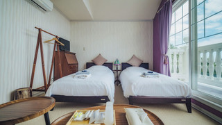 デラックス ツインルーム シングルベッド 2 台 バルコニー パーシャルシービュー