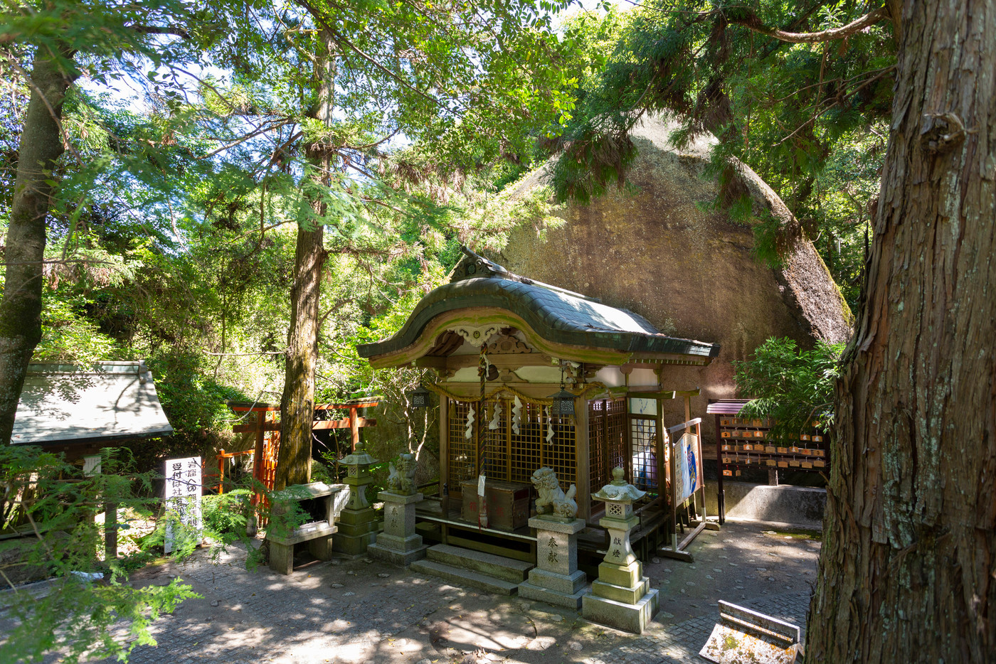 磐船神社の拝殿と大岩