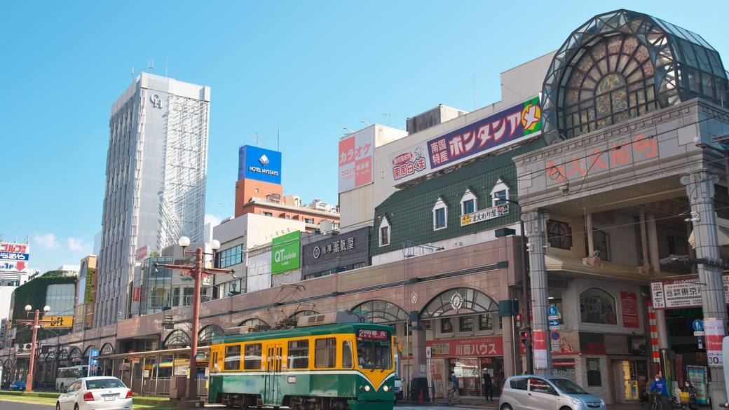 様々な店が軒を連ねる
鹿児島の「天文館」 / 1