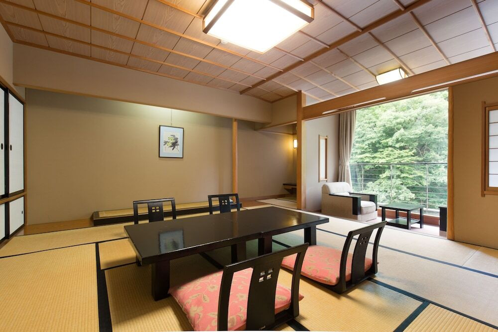 野趣あふれる天然温泉で日頃の疲れも癒せる3571563