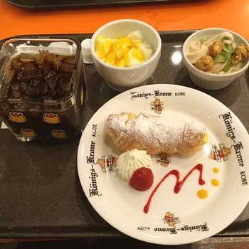 「ホテルケーニヒスクローネ」 料理 42586795 ☆ホテルのウェルカムデザート☆
百貨店で買うクローネと、全然食感が違って、サックサク✨ソフトクリームも「和」なテイストで美味しくいただきました。