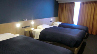 トリプルルーム セミダブルベッド2台(W120cm x L200cm)+シングルベッド1台(W85cm x L200cm) 禁煙