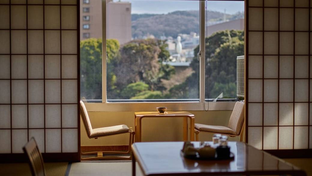 ゆったりくつろげる
窓の大きな客室 / 2