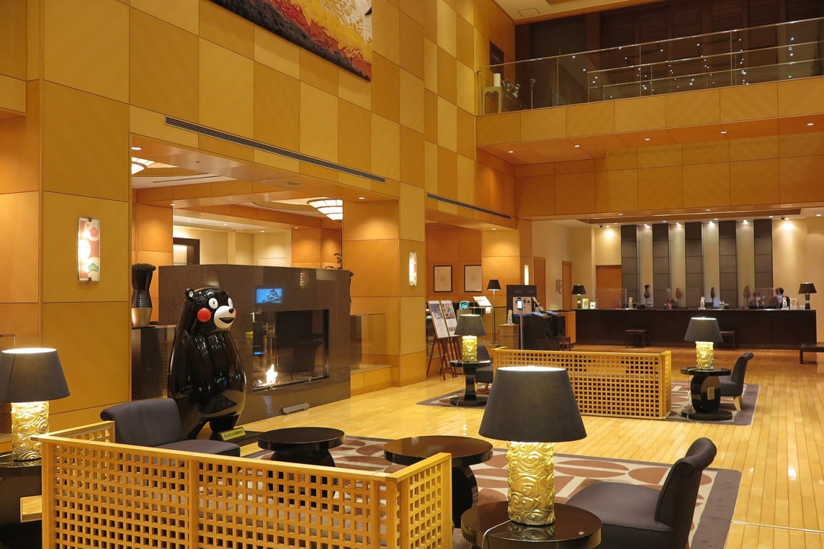 暖炉の火がゆらめくメインロビー、もちろんくまモン