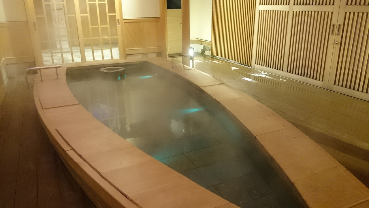 ゆっくり足湯に浸かって癒されましょう1685622