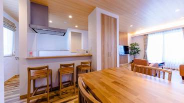 客室内のダイニングエリア / 13