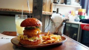 「Sun&Witch」料理 916475 アボカドチーズバーガー￥1200
(ポテトはドリンクポテトセット￥400）