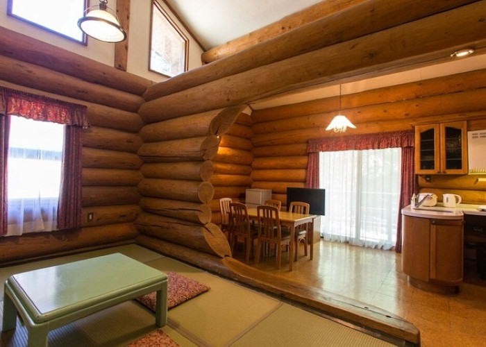 本館から車で約5分の「別棟ログハウス」は木のぬくもりを感じる空間。送迎付＆5人まで泊まれます