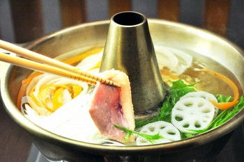 「鴨亭」料理 3624 鴨スープに鴨肉を泳がせて、ポン酢でいただきます。鴨肉の甘みをお味わいください。