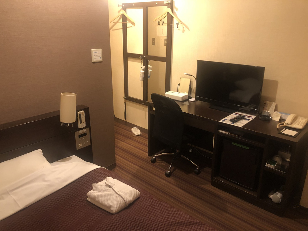 テレビが大きいので、デスクに座ると見れない。