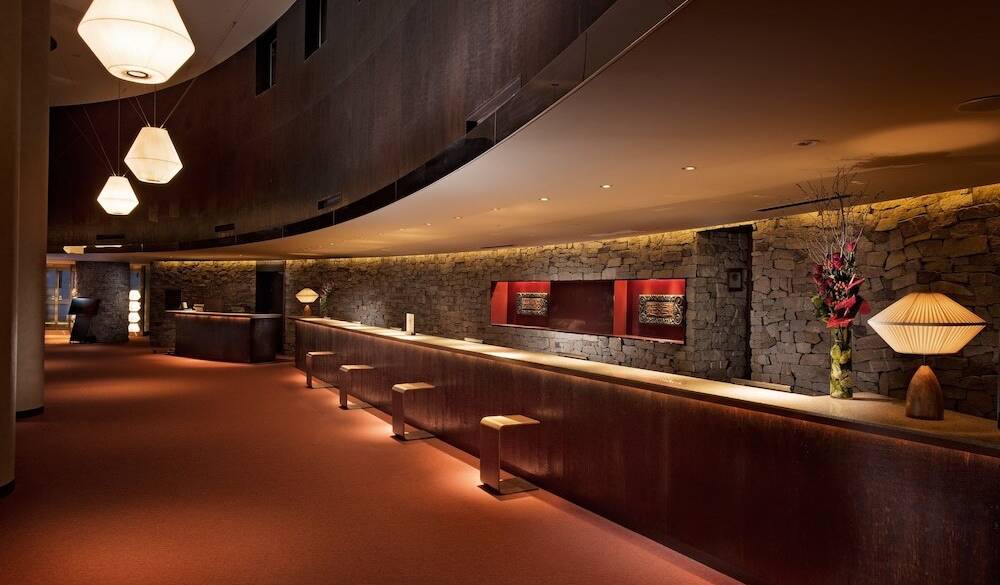 暖かな印象のロビー / 1