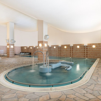 体を労わる設備付きの屋内プールで、体と心をリラックス3465621