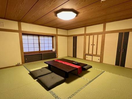 Yellow House by Lake TOYA / 4