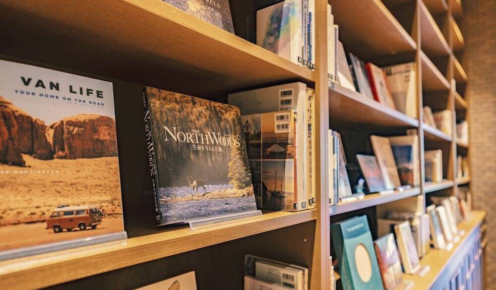 時には読書に熱中
ライブラリーで過ごす / 1