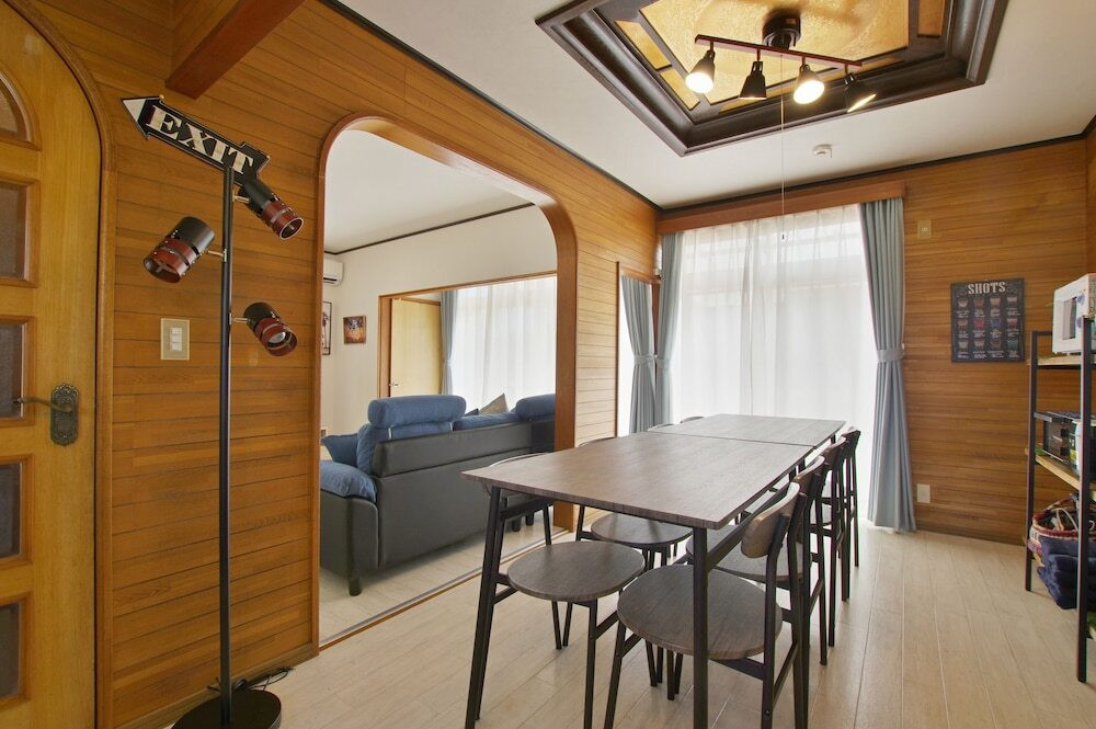 客室内のダイニングエリア