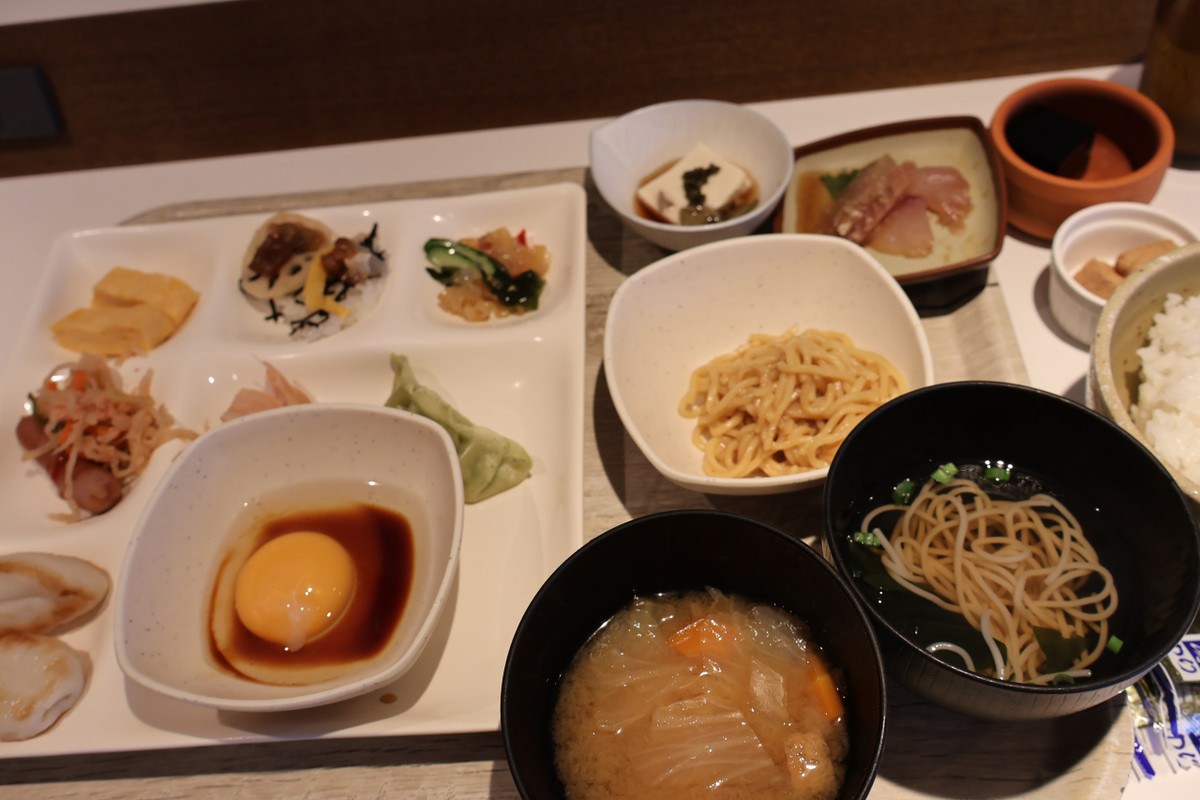朝食はバイキングで