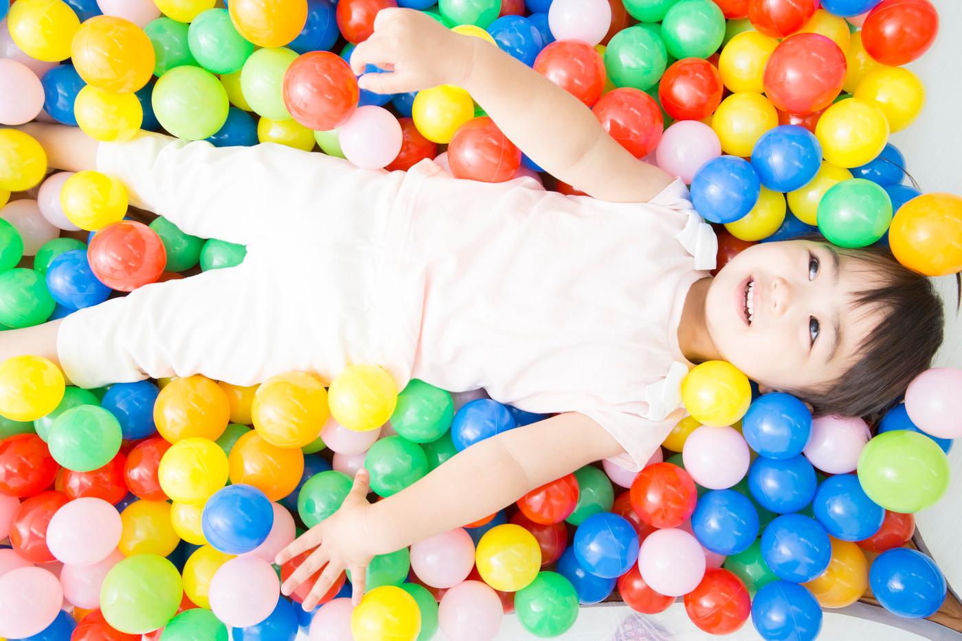 ボールプールで遊ぶ幼児