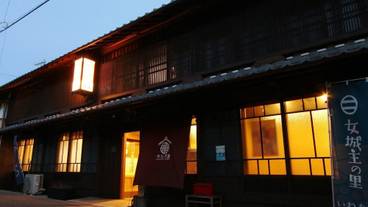 施設の正面 (日没後) / 2