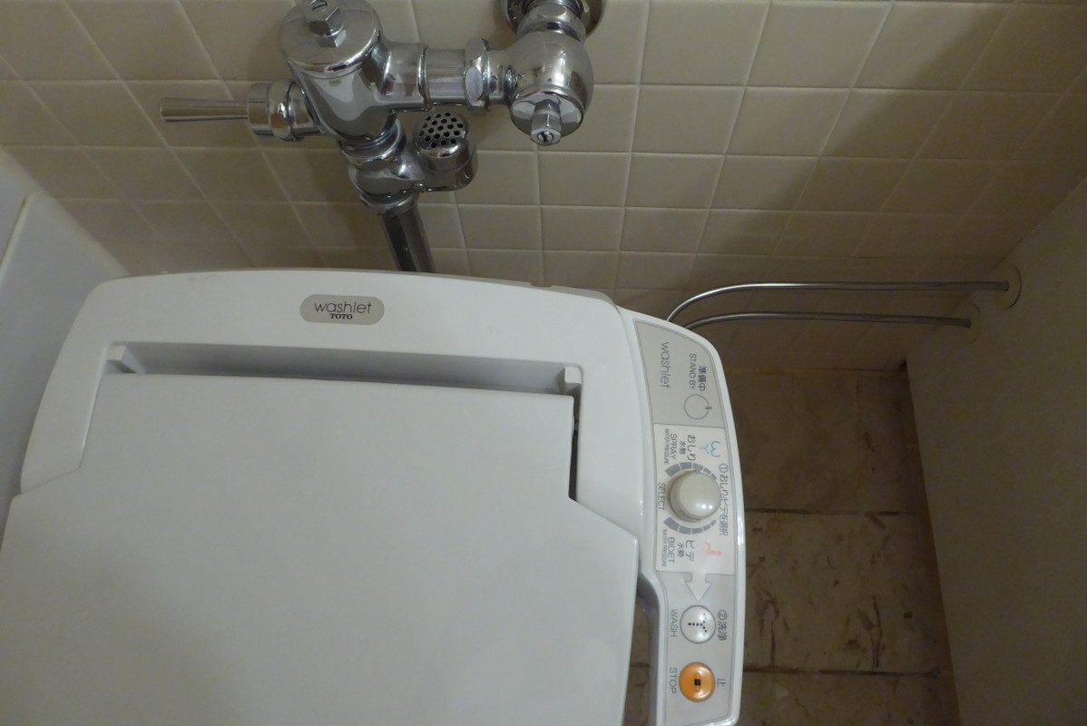 管が二本、お湯と水です