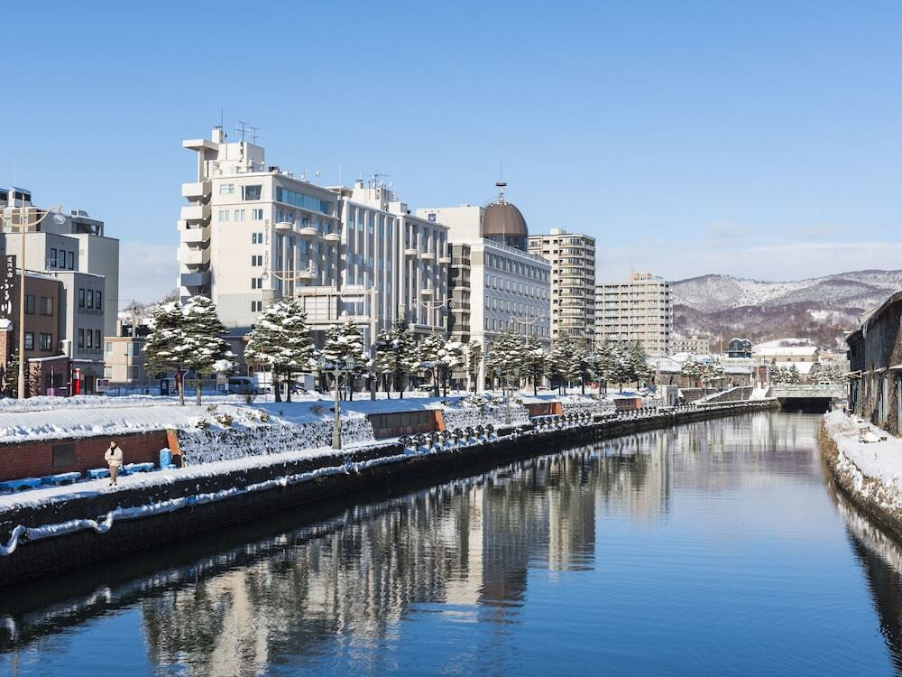 小樽運河とホテル外観②