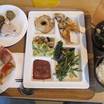朝食　料理をお皿に盛り付け
