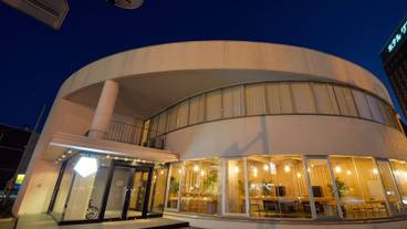 施設の正面 (日没後) / 2