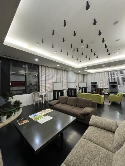 広々としたラウンジ