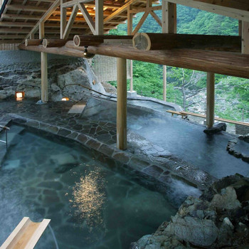 浮き舞台で三味線の生演奏を行う風情溢れる旅館3347000