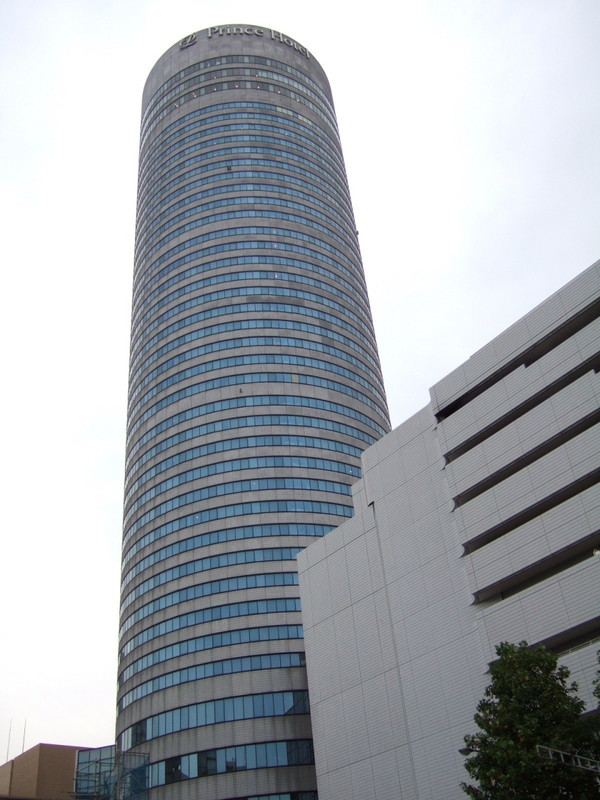 円筒形の背の高い建物は目立ちます