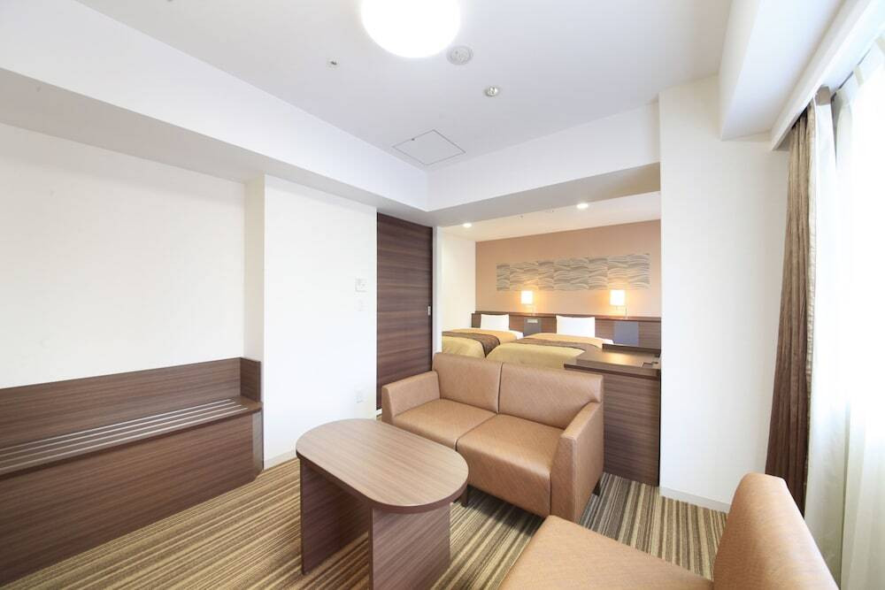 お部屋はナチュラルな雰囲気。DVD・Blu-rayプレーヤーは無料です♪4002750