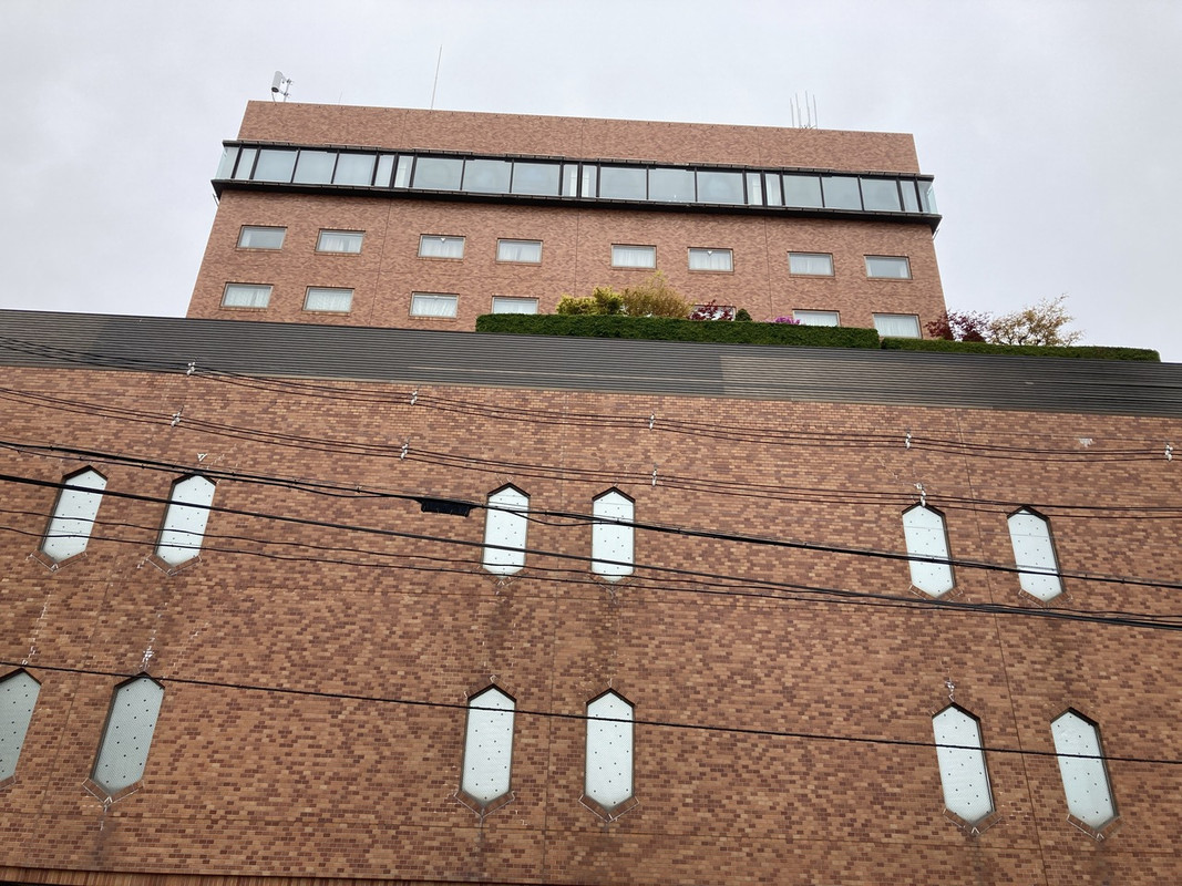 繁華街でも目立つ高い建物です