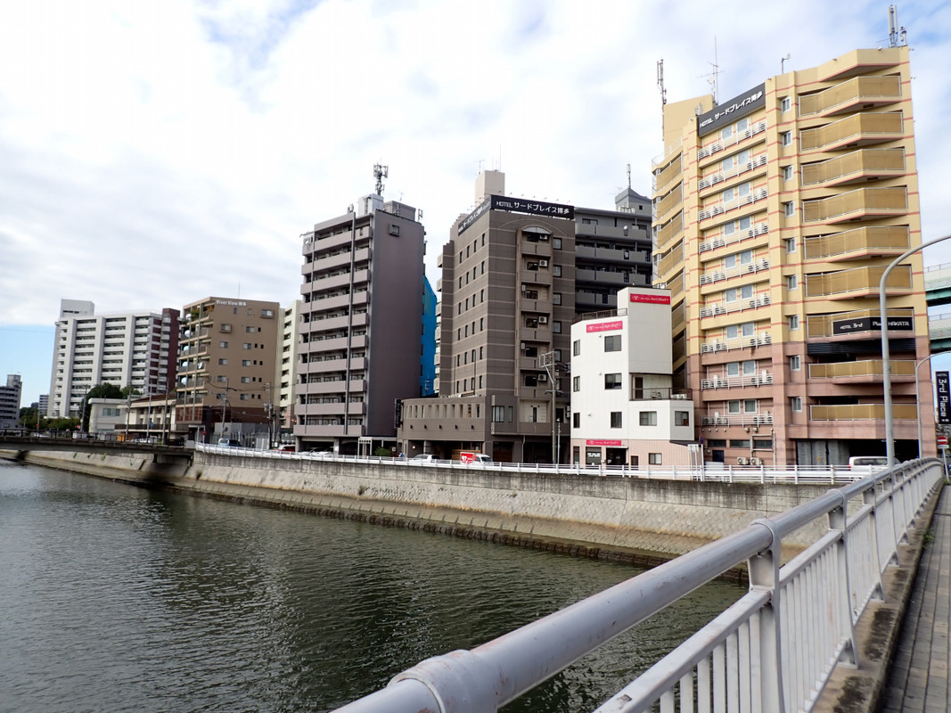 右のアイボリーの建物に宿泊