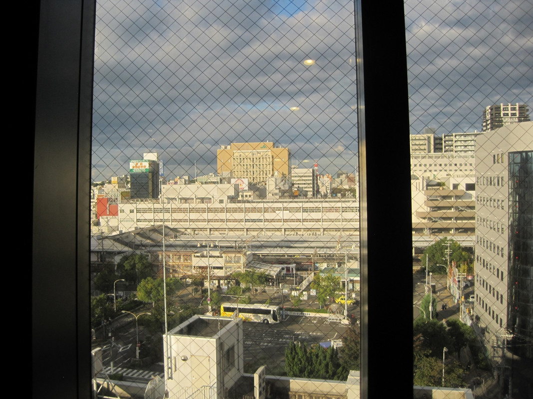 エレベーター近くからの眺望、駅がすぐ