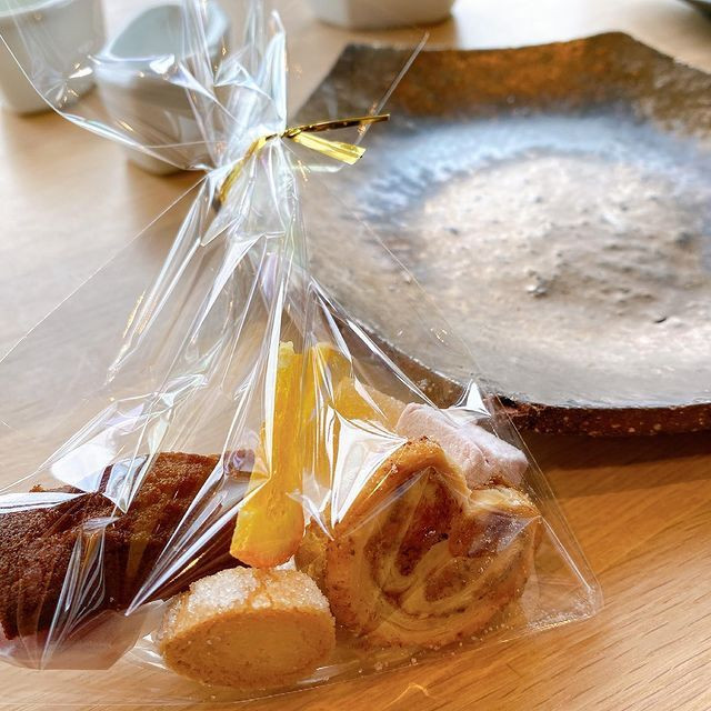 コースの最後を飾る可愛らしい焼き菓子・ミニャルディーズは、お部屋に持ち帰ることも可能 / 6