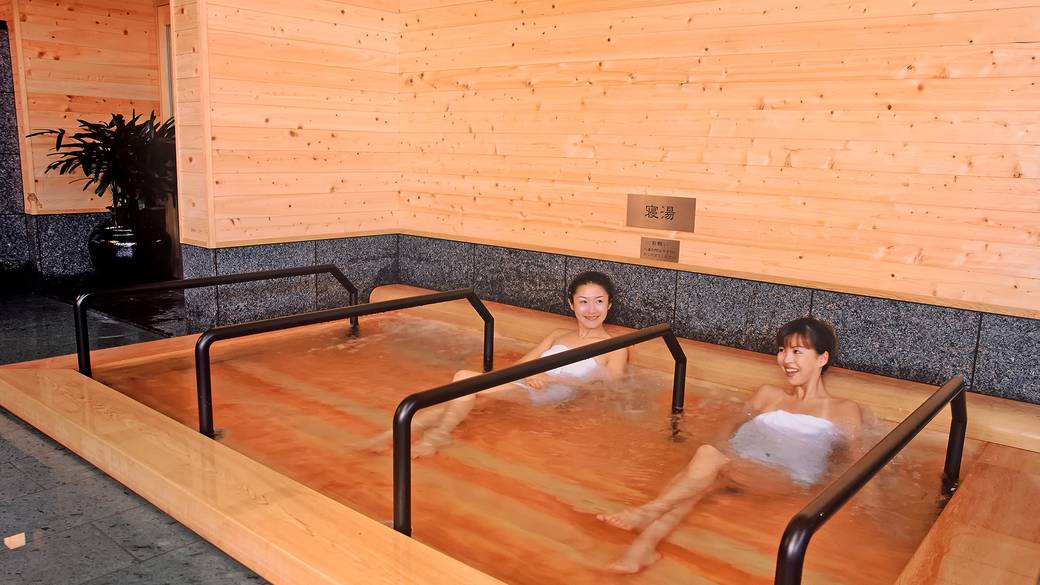 ヒノキが心地良い
大浴場で温泉ざんまい / 3