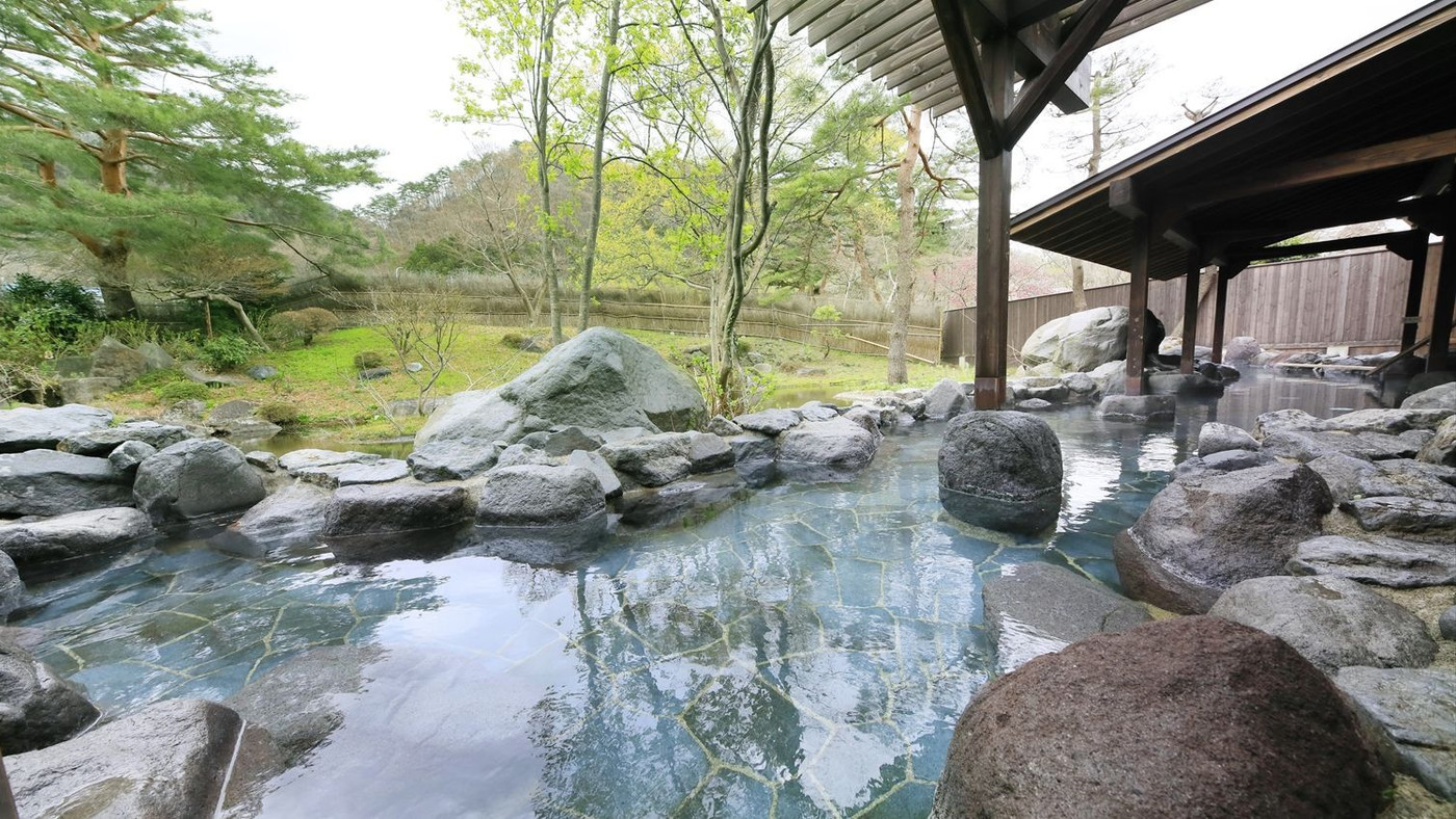 浴槽底から湧き出る「生温泉」！谷川岳を望む川の傍の温泉宿3848824