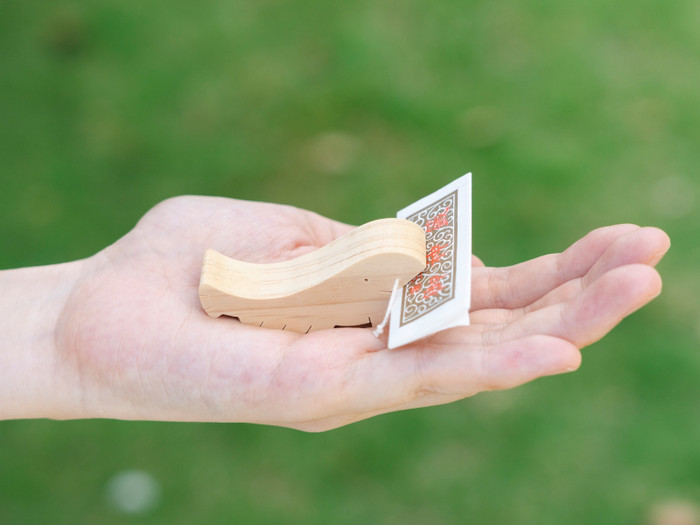 手のひらサイズの「白なまずみくじ」。同じ白なまず様の恋みくじもありますよ