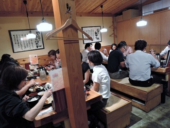 「やまや 浜松町店」内観 1071983 満席の店内