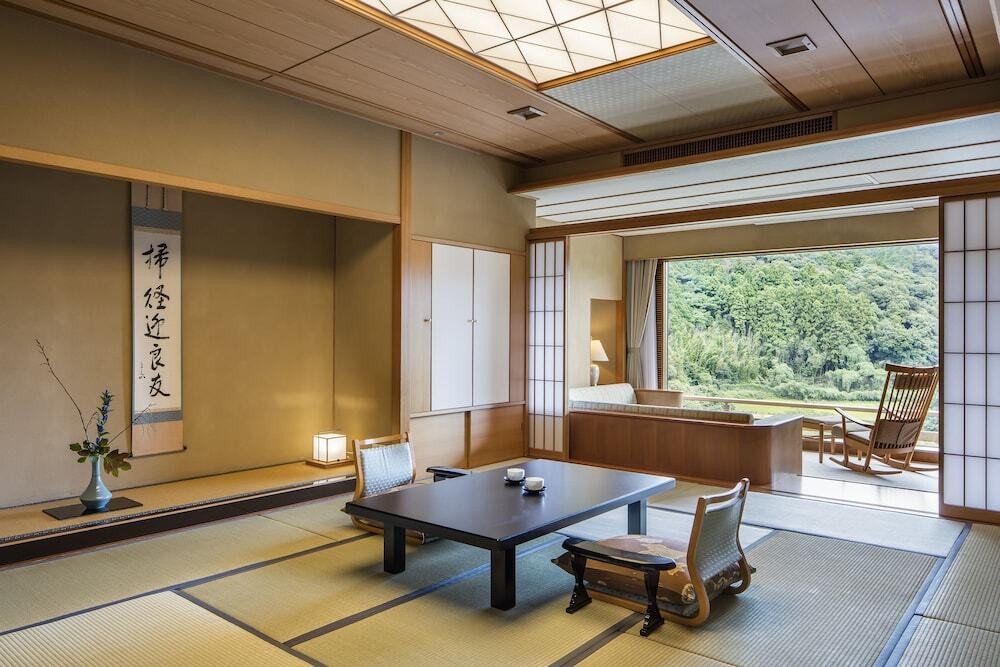 歴史ある温泉でゆったり。ご馳走を食べたあとは、天体ドームで星空観察を4059636