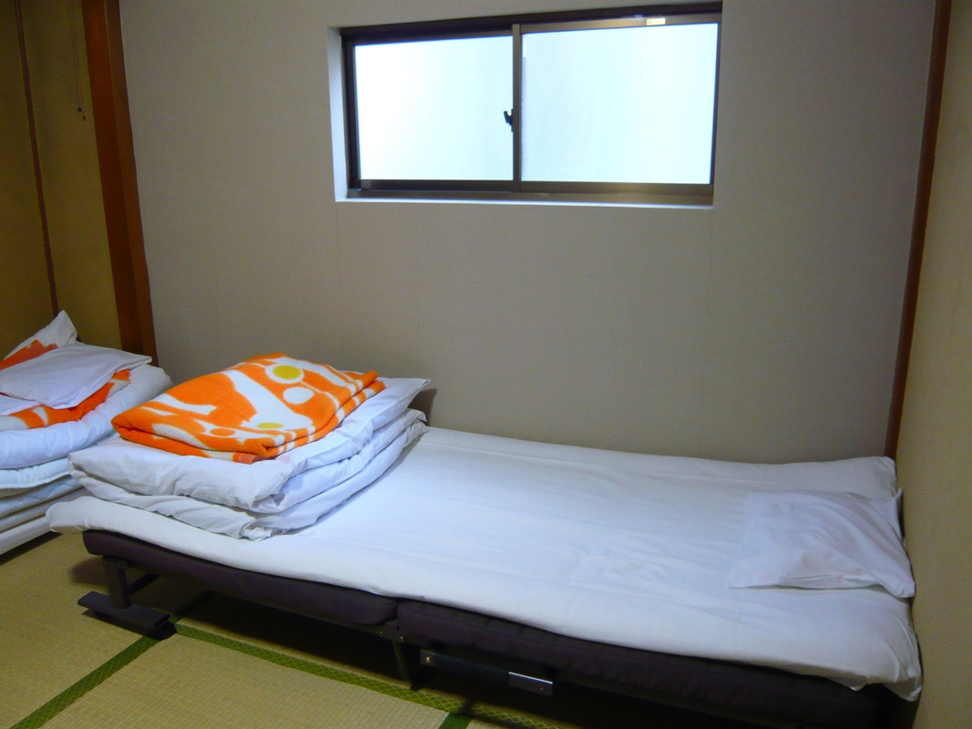 簡易ベッドに小さな窓？