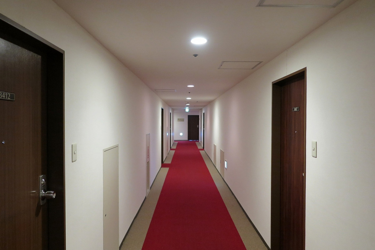 客室階の廊下には赤毛氈、これも京都らしいですね 