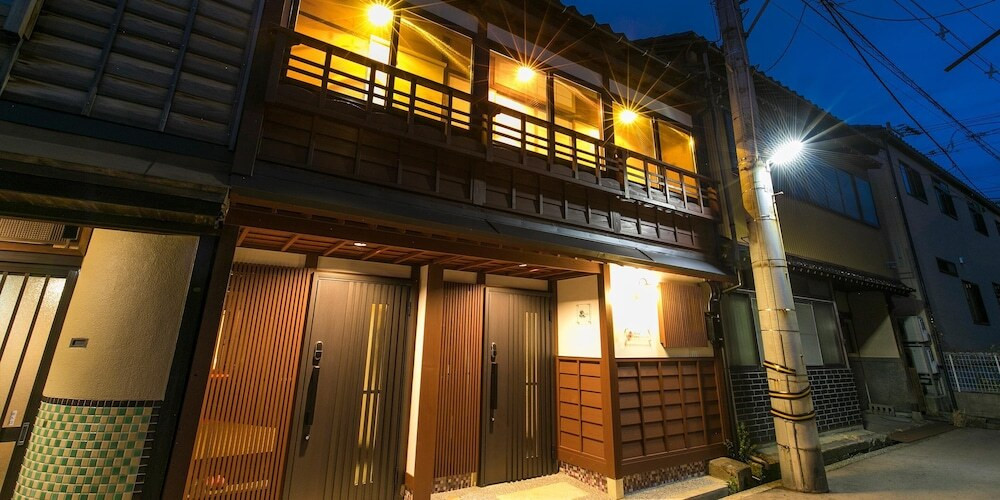 施設の正面 (日没後)