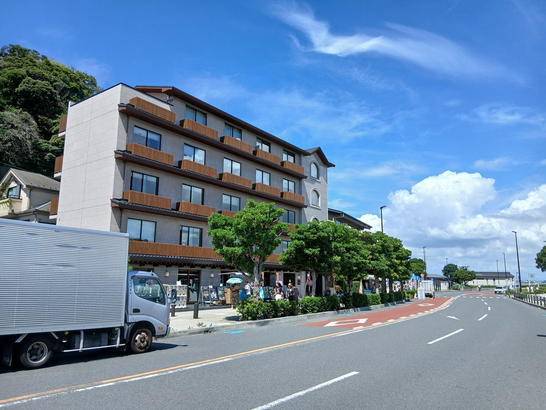 判りますか？橋を渡り江ノ島に入るとすぐです