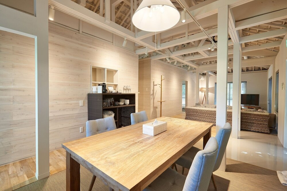 客室内のダイニングエリア