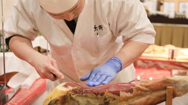 朝食。原木から切り取る生ハム / 5