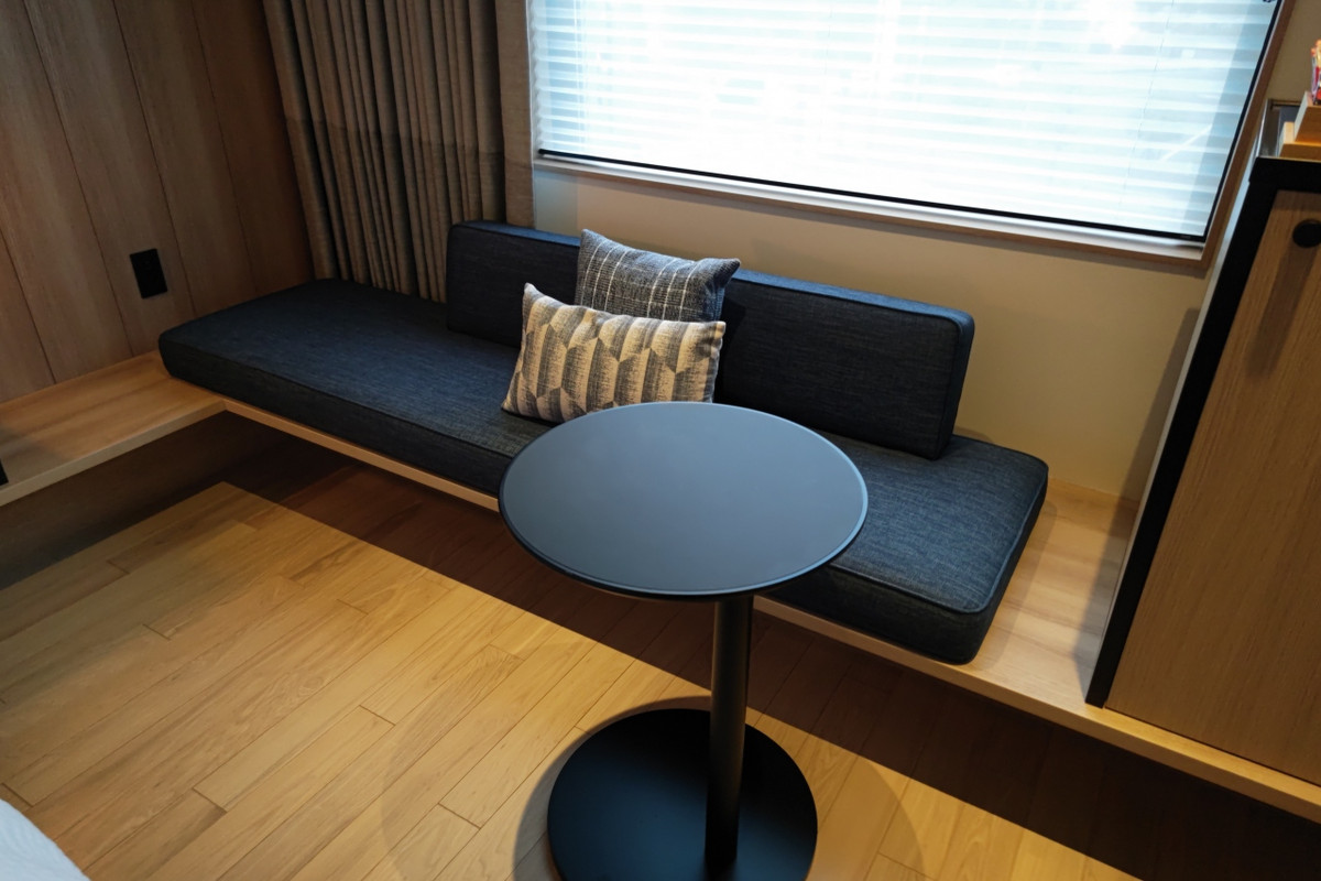 ベッドの横のくつろぎスペース。