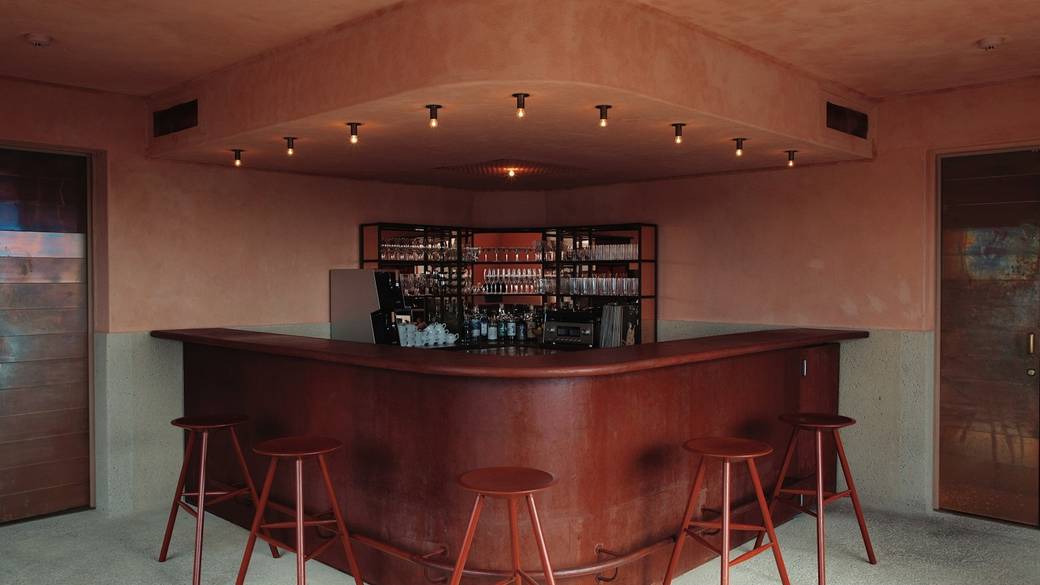 夜はバーに様変わり / 4