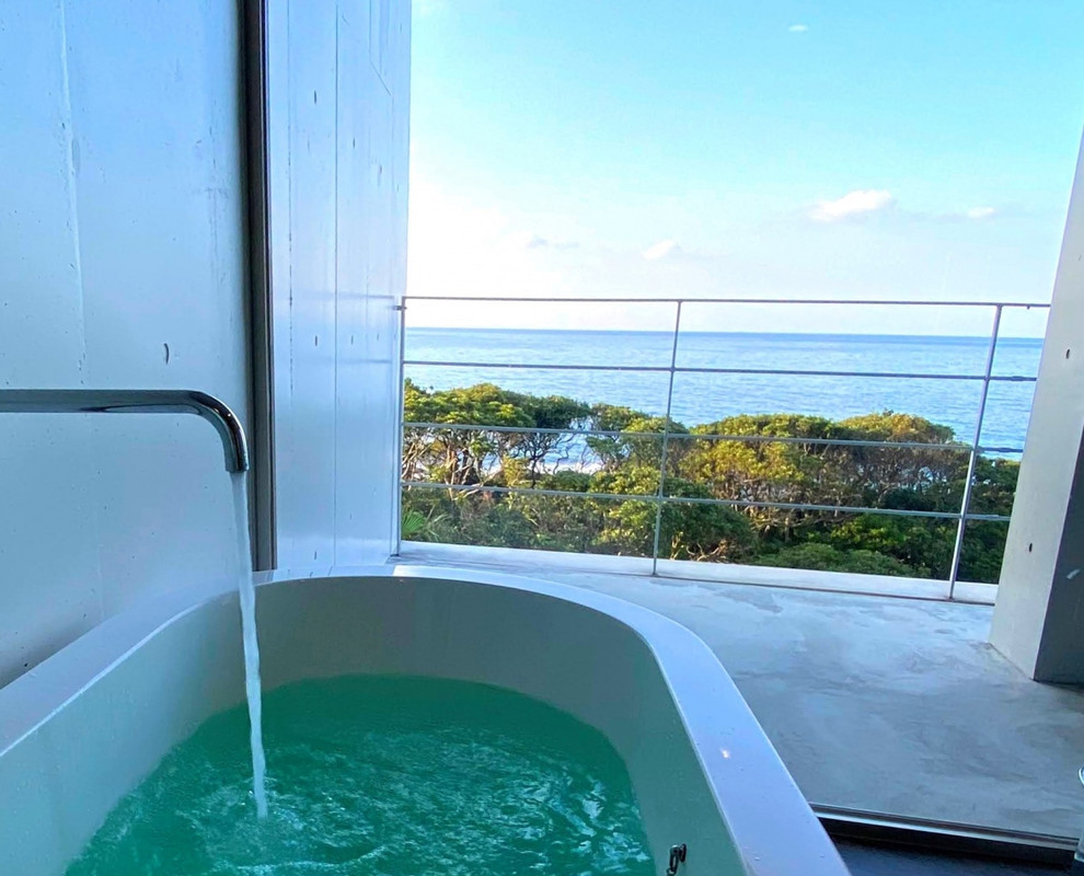 海の見えるバスルーム